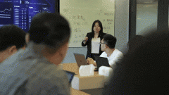 <b>她鞭策人工智能锻炼师新职业</b>